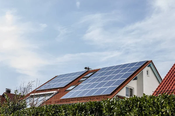 Casa Com Painéis Solares Telhado Sul Alemanha Rural Abril Primavera — Fotografia de Stock