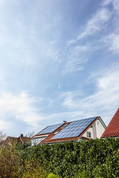 Дом Солнечными Батареями Крыше Юге Германии Сельской Местности Апрель Весенний — стоковое фото