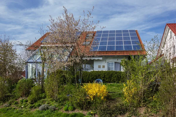 Casa Con Paneles Solares Azotea Campo Del Sur Alemania Abril — Foto de Stock