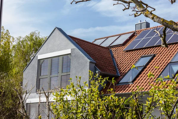Güney Alman Kırsal Nisan Bahar Öğleden Sonra Çatıüzerinde Güneş Panelleri — Stok fotoğraf