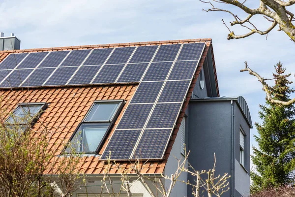 Casa Com Painéis Solares Telhado Sul Alemanha Rural Abril Primavera — Fotografia de Stock