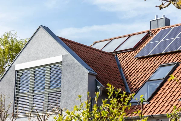 Casa Com Painéis Solares Telhado Sul Alemanha Rural Abril Primavera — Fotografia de Stock