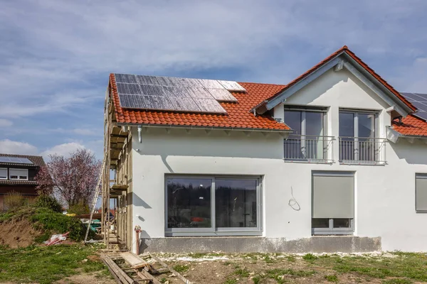 Enmarcando Casa Con Paneles Solares Azotea Campo Del Sur Alemania —  Fotos de Stock
