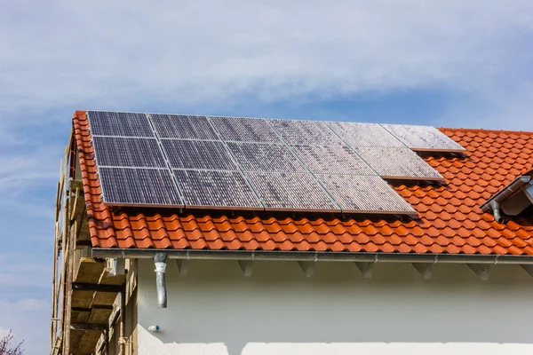 Enquadrando Casa Com Painéis Solares Telhado Sul Alemanha Rural Abril — Fotografia de Stock