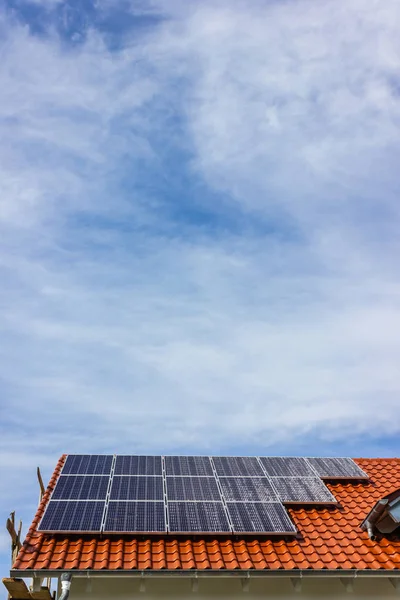 Dom Kadrowania Paneli Słonecznych Dachu Południu Niemiec Wsi Kwiecień Wiosna — Zdjęcie stockowe