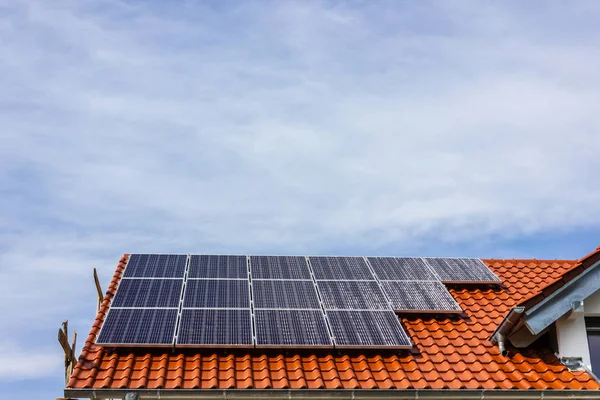 Enquadrando Casa Com Painéis Solares Telhado Sul Alemanha Rural Abril — Fotografia de Stock