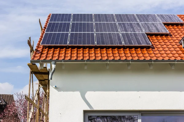 Enquadrando Casa Com Painéis Solares Telhado Sul Alemanha Rural Abril — Fotografia de Stock