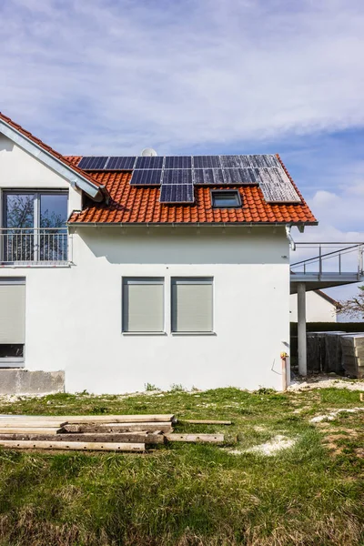 Fachwerkhaus Mit Sonnenkollektoren Auf Dem Dach Süddeutschen Land April Frühlingnachmittag — Stockfoto