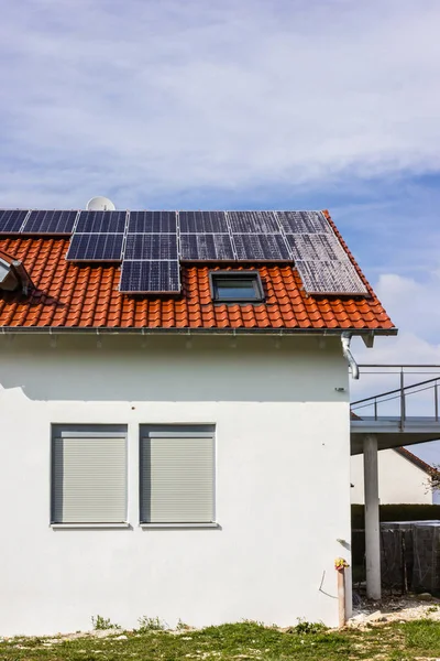 Enquadrando Casa Com Painéis Solares Telhado Sul Alemanha Rural Abril — Fotografia de Stock