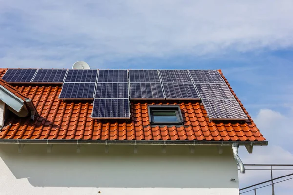 Enquadrando Casa Com Painéis Solares Telhado Sul Alemanha Rural Abril — Fotografia de Stock