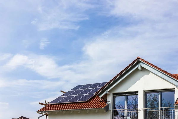 Dům Solárními Panely Střeše Jižní Německé Krajině Duben Jaro Odpoledne — Stock fotografie