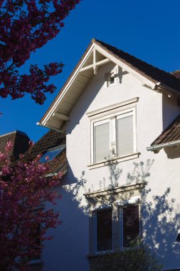 güney Almanya'da nisan ilkbaharında baca ve anten ile şehir evi çatıları