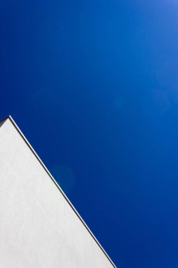 ilkbahar nisan güneşli sabah mavi gökyüzü beyaz ve gri duvar üzerinde modern ofis binası