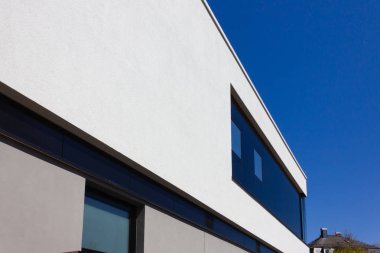 ilkbahar nisan güneşli sabah mavi gökyüzü beyaz ve gri duvar üzerinde modern ofis binası