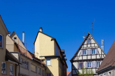 güney Almanya'da ilkbahar nisan ayında mavi gökyüzünde tarihi ev cepheleri ve çatıları
