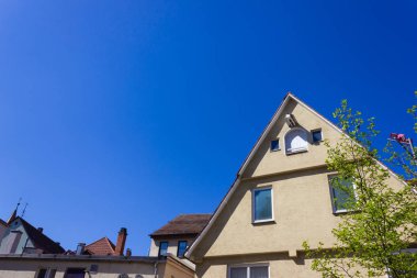 güney Almanya'da ilkbahar nisan ayında mavi gökyüzünde tarihi ev cepheleri ve çatıları