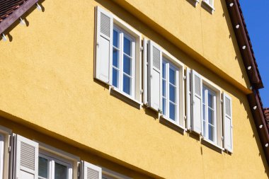 güney Almanya'da ilkbahar nisan ayında mavi gökyüzünde turuncu tarihi ev cepheleri