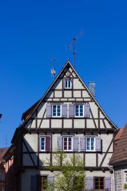 güney Almanya'da ilkbahar nisan ayında mavi gökyüzünde tarihi ev cepheleri ve çatıları