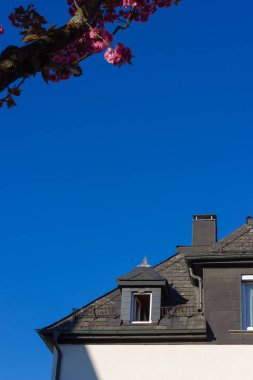 güney Almanya'da nisan ilkbaharında baca ve anten ile şehir evi çatıları