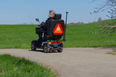 nisan bahar güneşli öğleden sonra güney Almanya bisiklet yolunda motor tekerlekli sandalye