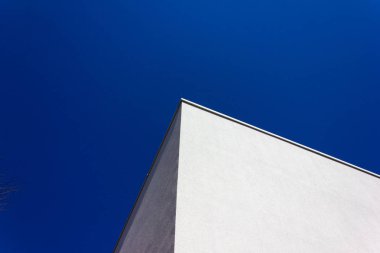 ilkbahar nisan güneşli sabah mavi gökyüzü beyaz ve gri duvar üzerinde modern ofis binası