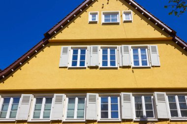 güney Almanya'da ilkbahar nisan ayında mavi gökyüzünde turuncu tarihi ev cepheleri