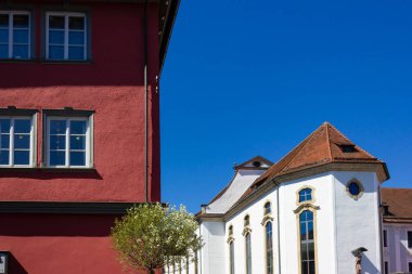 güney Almanya'da tarihi şehrin pazar yerinde renkli şehir cepheleri üzerinde taze yeşil yapraklar ağaç
