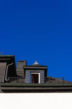 güney Almanya'da nisan ilkbaharında baca ve anten ile şehir evi çatıları