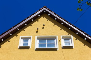 güney Almanya'da ilkbahar nisan ayında mavi gökyüzünde turuncu tarihi ev cepheleri