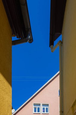 güney Almanya'da ilkbahar nisan ayında mavi gökyüzünde turuncu tarihi ev cepheleri