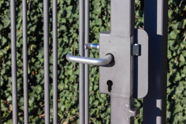 ilkbahar güneşli bir günde güney Almanya şehir parkında kilit ile demir bahçe çit