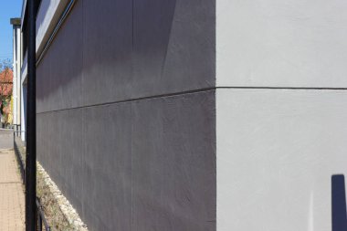 ilkbahar nisan güneşli sabah mavi gökyüzü beyaz ve gri duvar üzerinde modern ofis binası