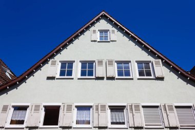 güney Almanya'da ilkbahar nisan ayında mavi gökyüzünde tarihi ev cepheleri ve çatıları