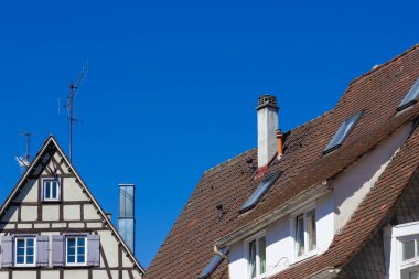 güney Almanya'da ilkbahar nisan ayında mavi gökyüzünde tarihi ev cepheleri ve çatıları