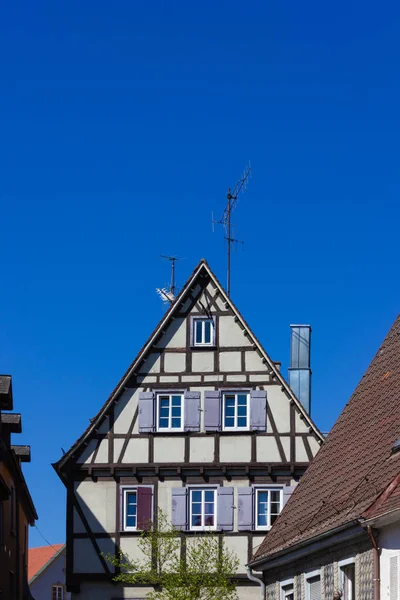 南ドイツの春の4月に青空に歴史的な家のファサードと屋根 — ストック写真