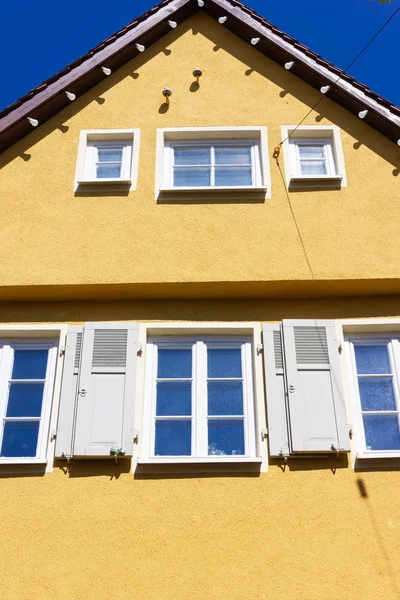 Orangefarbene Historische Hausfassaden Bei Blauem Himmel Frühling April Süddeutschland — Stockfoto