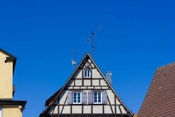 Historyczne Fasady Domu Dachy Błękitne Niebo Wiosną Kwietnia Południowych Niemczech — Zdjęcie stockowe