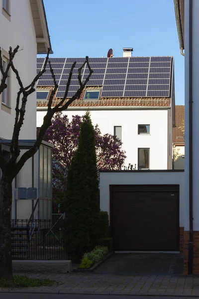 Stadthausdächer Mit Schornstein Und Antenne April Frühling Süddeutschland Und Sonnenkollektoren — Stockfoto