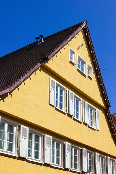 Orangefarbene Historische Hausfassaden Bei Blauem Himmel Frühling April Süddeutschland — Stockfoto