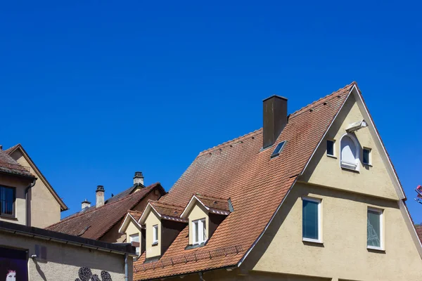 Történelmi Ház Homlokzatok Háztetők Kék Tavasszal Áprilisban Dél Németországban — Stock Fotó