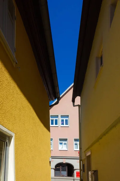 橙色的历史房屋外墙在蓝天上春天在德国南部 — 图库照片