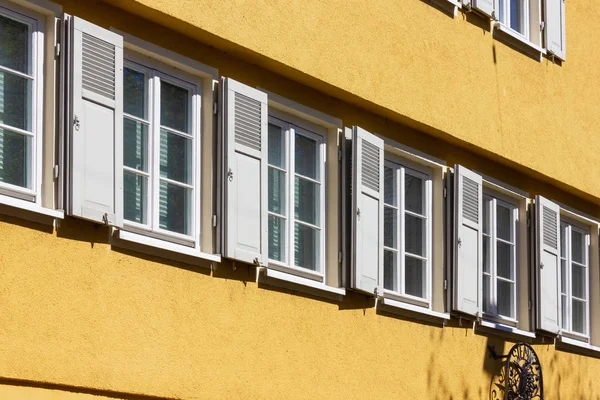 Laranja Fachadas Casa Histórica Céu Azul Primavera Abril Alemanha Sul — Fotografia de Stock