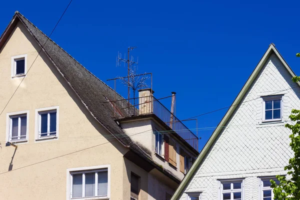 Historische Hausfassaden Und Balkone Auf Dächern Bei Blauem Himmel Frühling — Stockfoto
