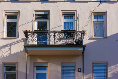 pencere balkon kapıları ile tarihi şehir cepheleri