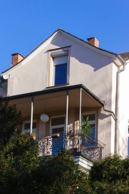 pencere balkon kapıları ile tarihi şehir cepheleri