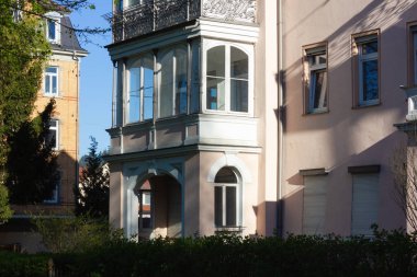 pencere balkon kapıları ile tarihi şehir cepheleri