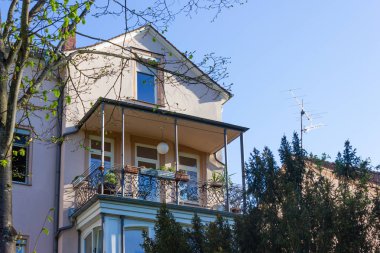 pencere balkon kapıları ile tarihi şehir cepheleri