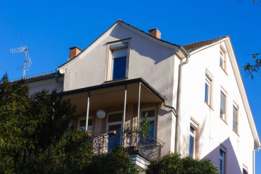 pencere balkon kapıları ile tarihi şehir cepheleri