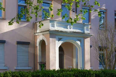 pencere balkon kapıları ile tarihi şehir cepheleri