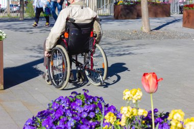 şehir parkında rollator ile adam